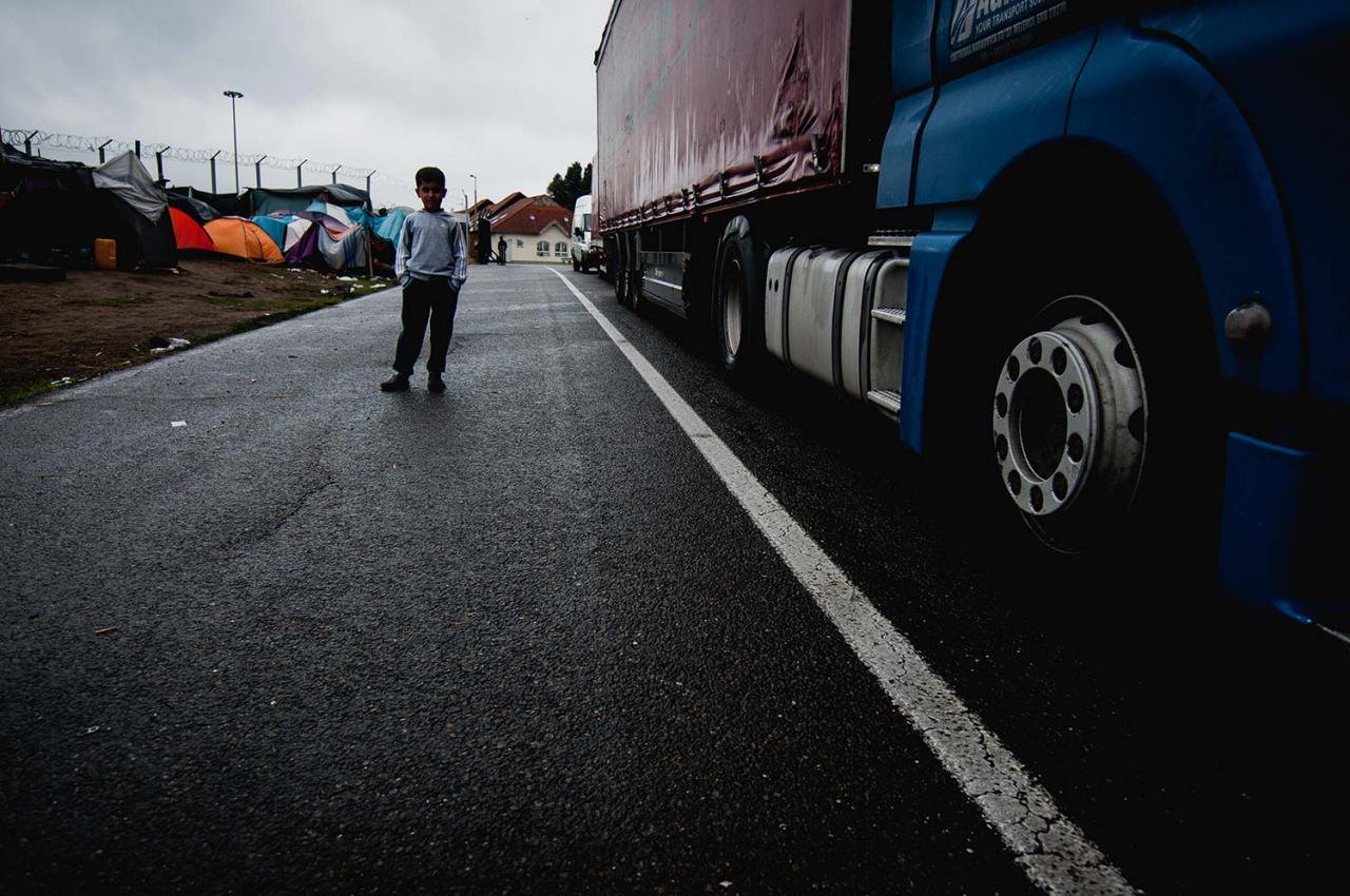 6. august, 2016, tranzitná zóna Kelebija, Srbsko: Stany, kde sa zdržujú desiatky ľudí sa nachádzajú priamo v priestore hraničného priechodu. Len pár krokov od ich jediného útočiska prechádzajú neustále niekoľkotonové kamióny.