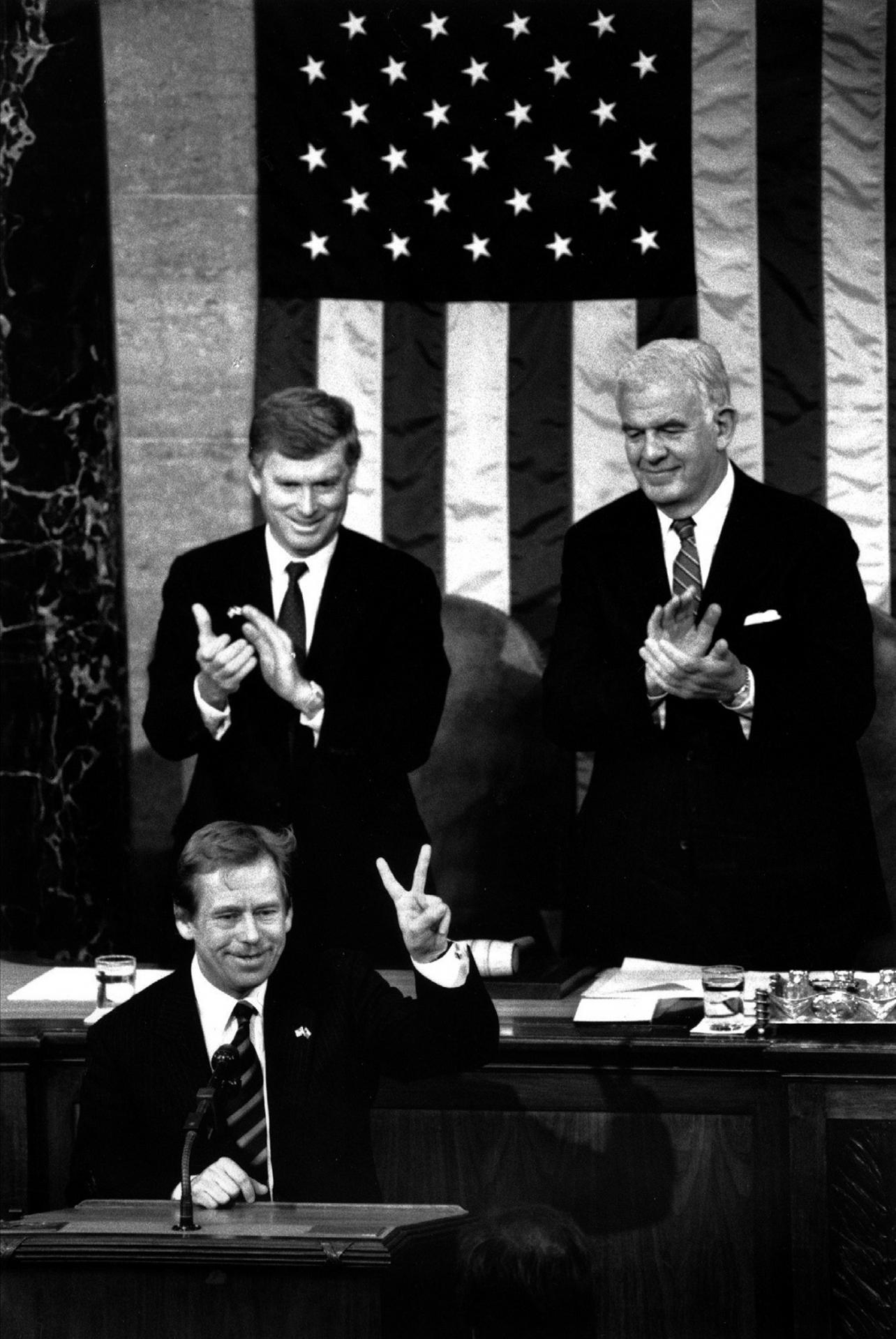21. február 1990 Washington, USA: Československý prezident Václav Havel po páde železnej opony zdraví zákonodarcov v americkom Kongrese, kde predniesol svoj pamätný prejav.