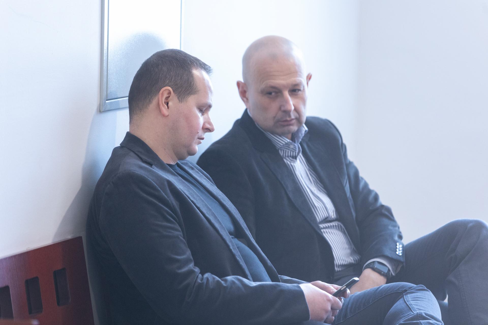 Kriak a Mlynarčík pred vypočúvaním.