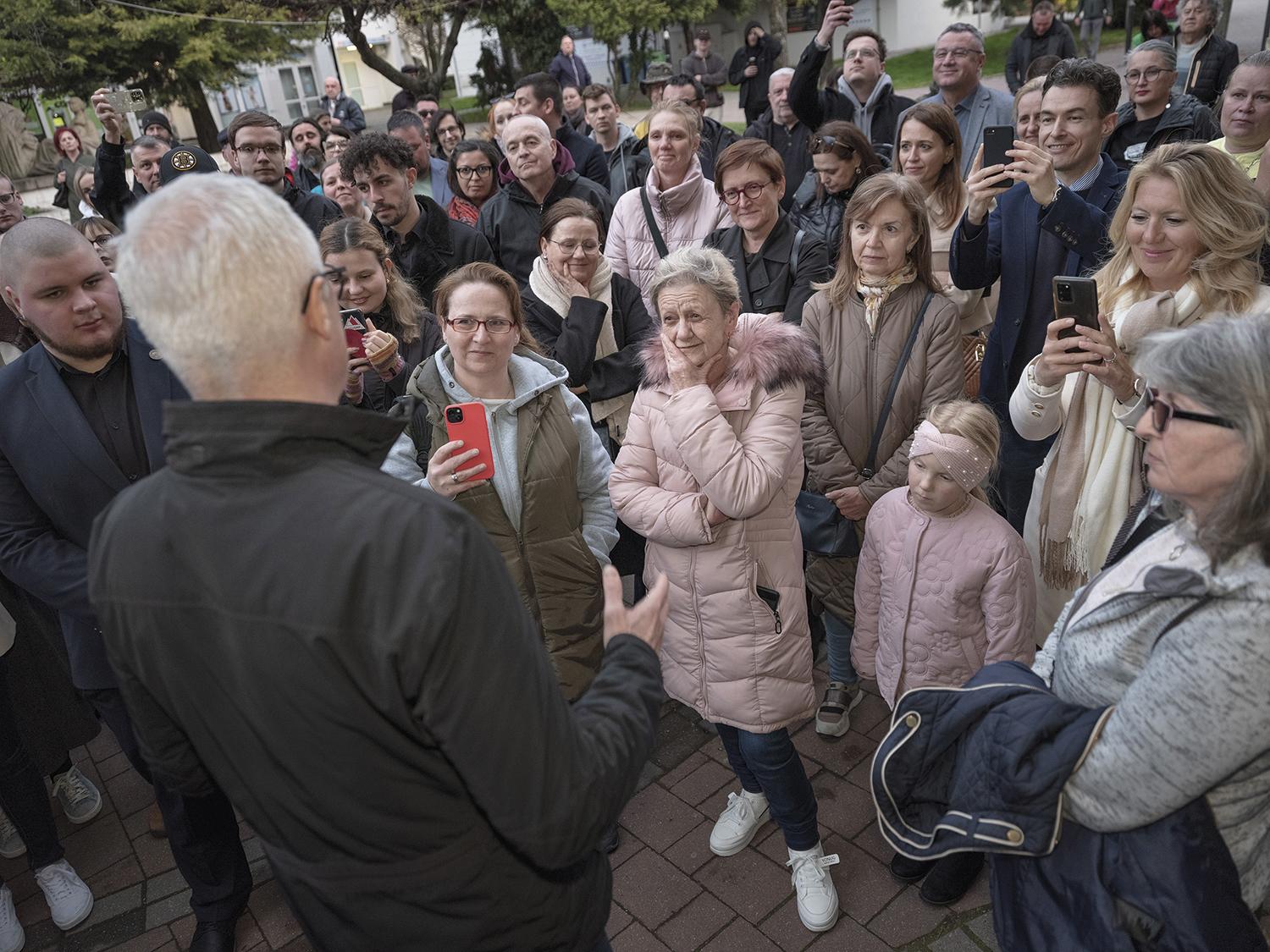 Zatiaľ čo si Pellegrini lieta po Slovensku súkromným lietadlom, Korčok cestuje vlakom a diskutuje na ulici s ľudmi.