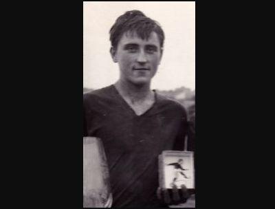 Antonín Panenka jako dorostenec s trofejí pro nejlepšího střelce fotbalového turnaje, 1964.