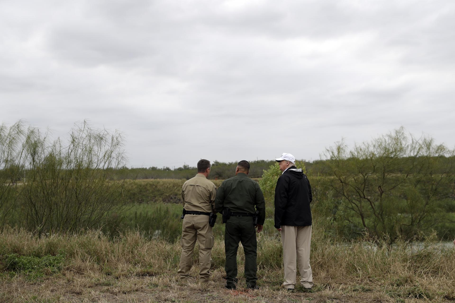 Donald Trump v meste McAllen v Texase diskutuje s miestnymi šerifmi o tom, ako by mohla vyzerať výstavba múru medzi USA a Mexikom.