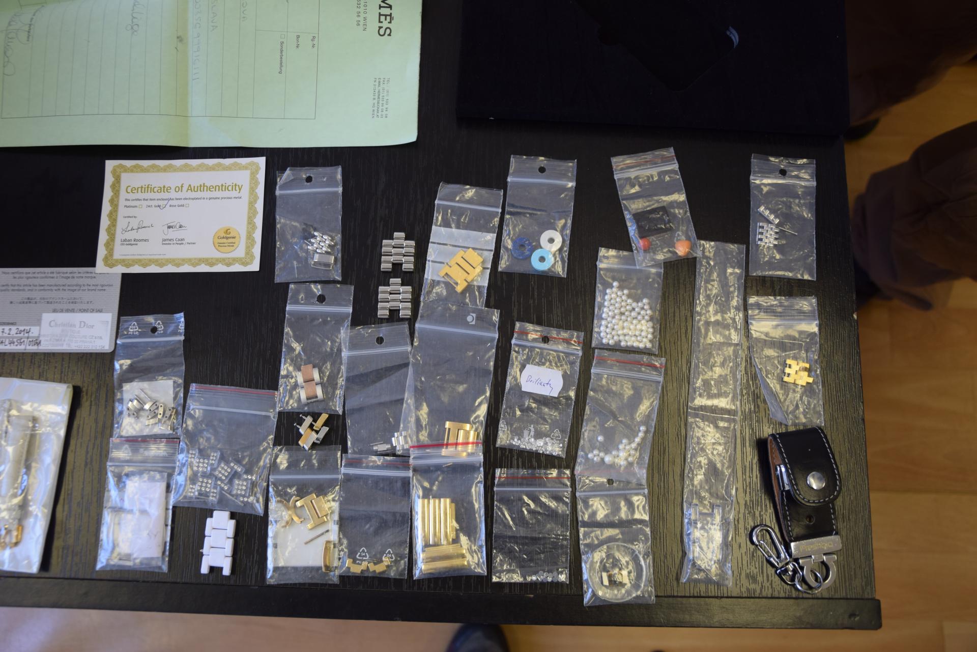 Okrem briliantov boli v aute perly, zlato a časti drahých hodiniek. K väčšine vecí boli aj certifikáty pravosti.