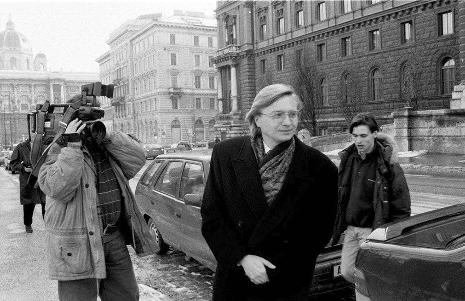 21. február 1996 Viedeň, Rakúsko: Michal Kováč ml. odchádza zo súdu po rozhodnutí, že nebude vydaný do Nemecka. V auguste 1995 bol násilne zavlečený do Rakúska za Mečiarovej vlády, vyšetrovanie viedlo k obžalobe príslušníkov SIS.