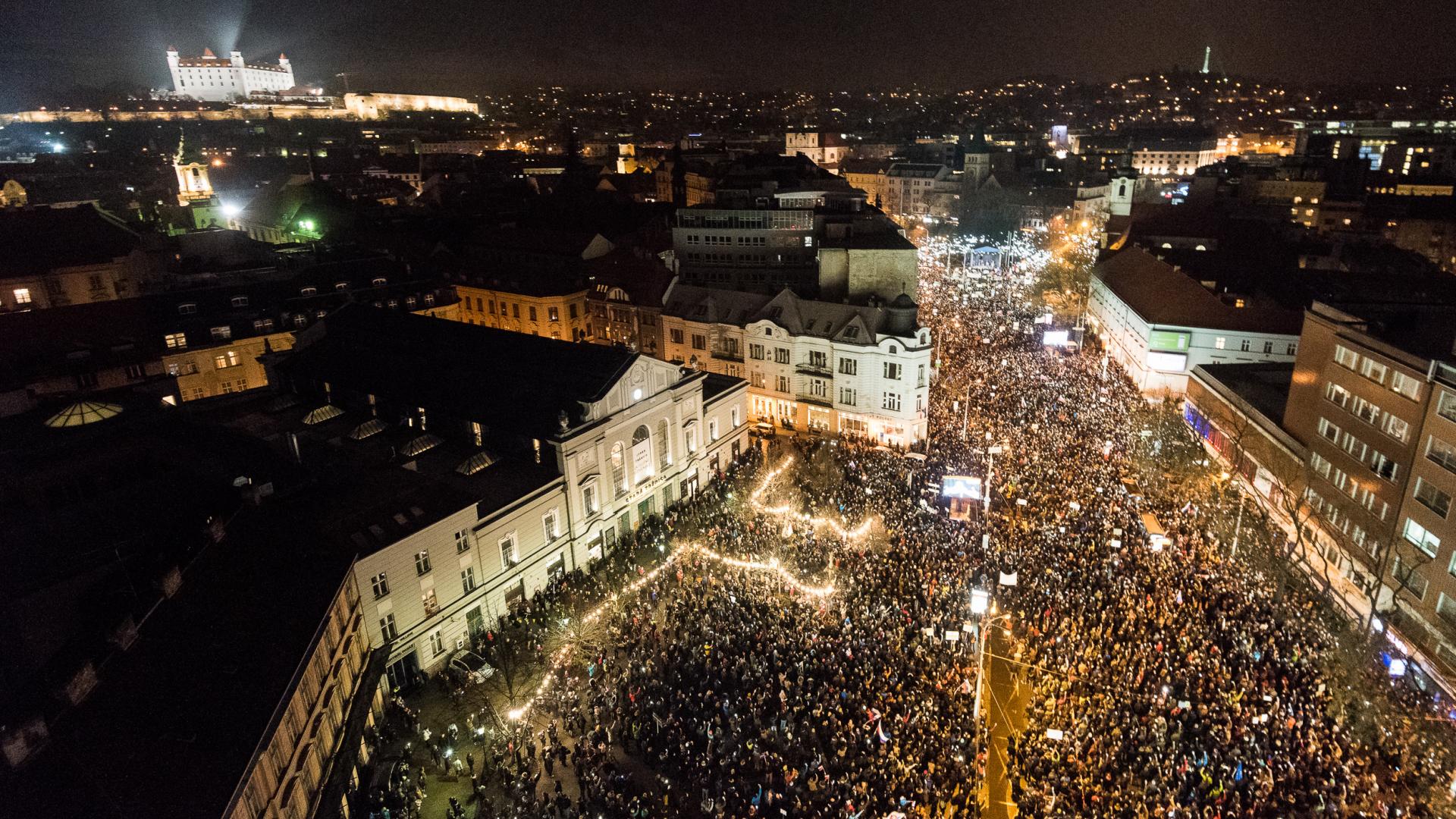 Fotograf Tomáš Halász sa zúčastňoval aj na vlaňajších zhromaždeniach Za slušné Slovensko. Protesty v Bratislave, ktoré nasledovali po vražde Jána Kuciaka a Martiny Kušnírovej, sledoval aj spoza objektívu.