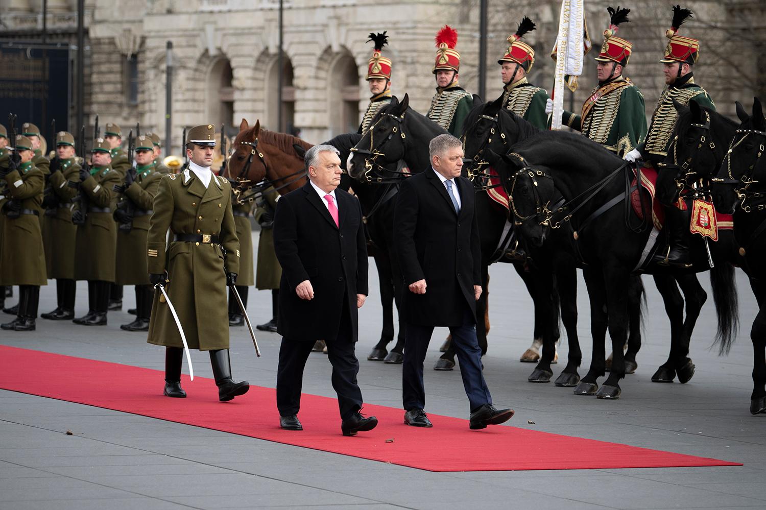 16. január 2024 Budapešť, Maďarsko: Maďarský premiér Viktor Orbán a slovenský premiér Robert Fico si prezerajú čestnú stráž pred budovou maďarského parlamentu.