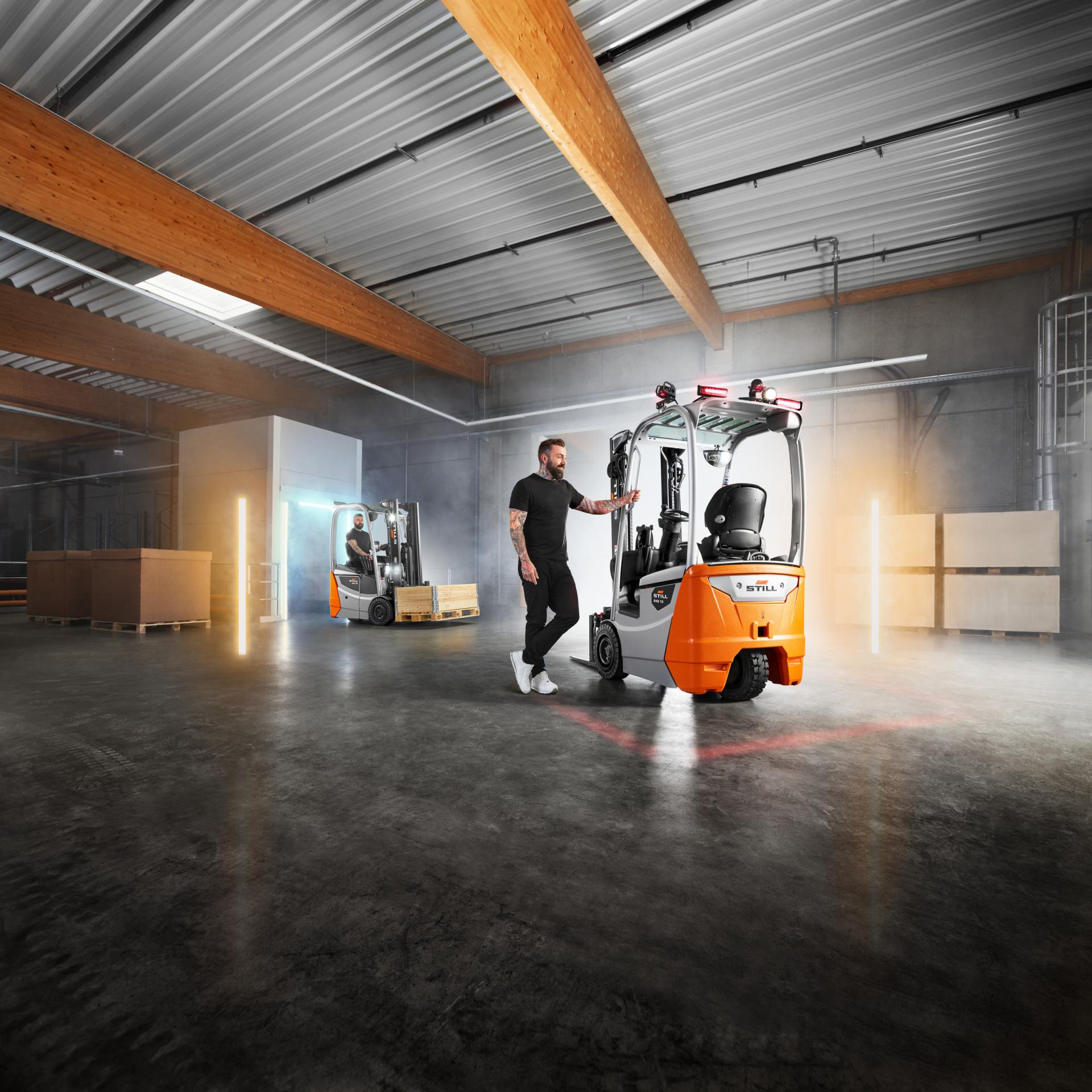Najmenší elektrický vozík STILL RXE 10 – 16C, ktorý vyráža dych svojou obratnosťou v úzkych a malých priestoroch.