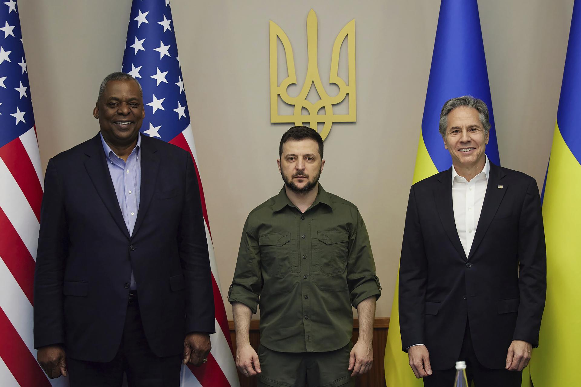 Zľava americký minister obrany Lloyd Austin, ukrajinský prezident Volodymyr Zelenskyj a americký minister zahraničných vecí Antony Blinken.