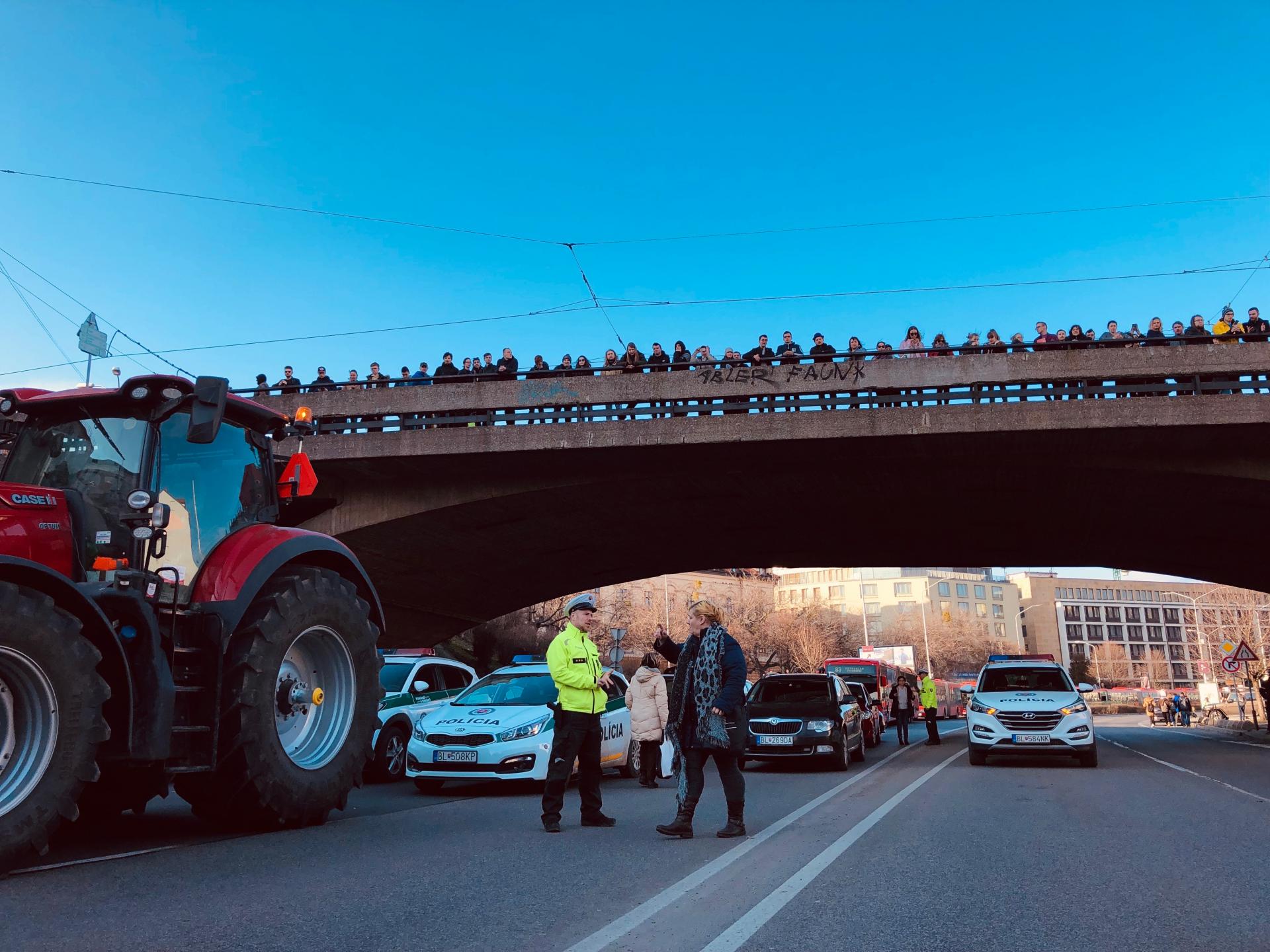 Farmári zablokovali dopravu na Moste SNP. Na nadjazde stáli desiatky ľudí, väčšina z nich farmárom tlieskala.
