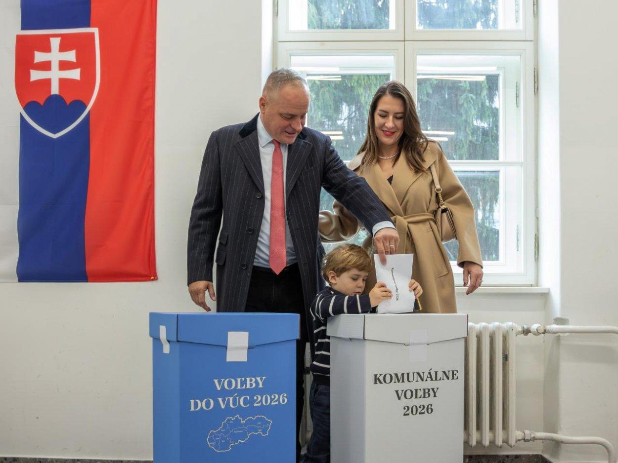 Kandidát na predsedu Bratislavského samosprávneho kraja (BSK) a súčasný predseda BSK Juraj Droba (vľavo) s rodinou počas volebného aktu na ZŠ Milana Hodžu v Bratislave v rámci volieb do orgánov samosprávy obcí a samosprávnych krajov 2026