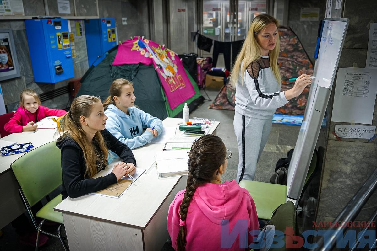 Charkov, aj takto vyzerá výučba matematiky v priestoroch mestského metra počas vojny