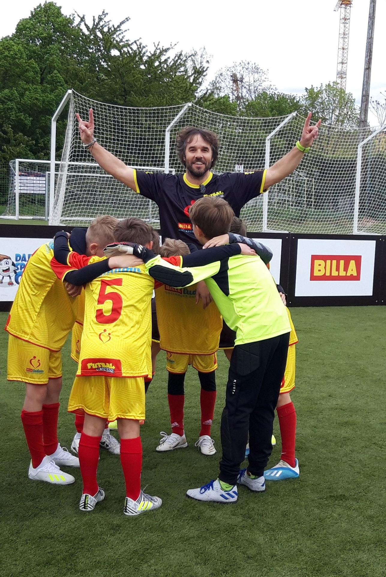 Moderátor Tomáš „Tomaggio“ Kadlec je ambasádorom výzvy, v ktorej futbalové tímy predvedú svoj pokrik