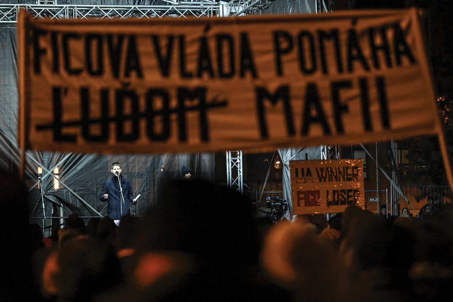 16. december 2025, Bratislava: Predseda strany Progresívne Slovensko Michal Šimečka počas protivládneho protestu Proti mafii, ktorý zorganizovali opozičné strany PS, SaS, Demokrati a KDH.