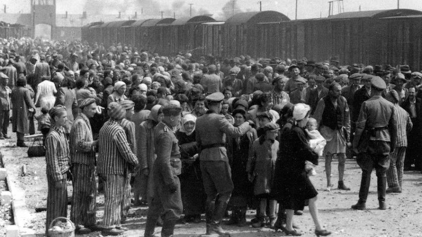 Maďarští Židé při selekci pro příjezdu do Osvětimi na přelomu května a června 1944. Snímek pochází z tzv. Osvětimského alba, série fotografií pořízených příslušníky SS.