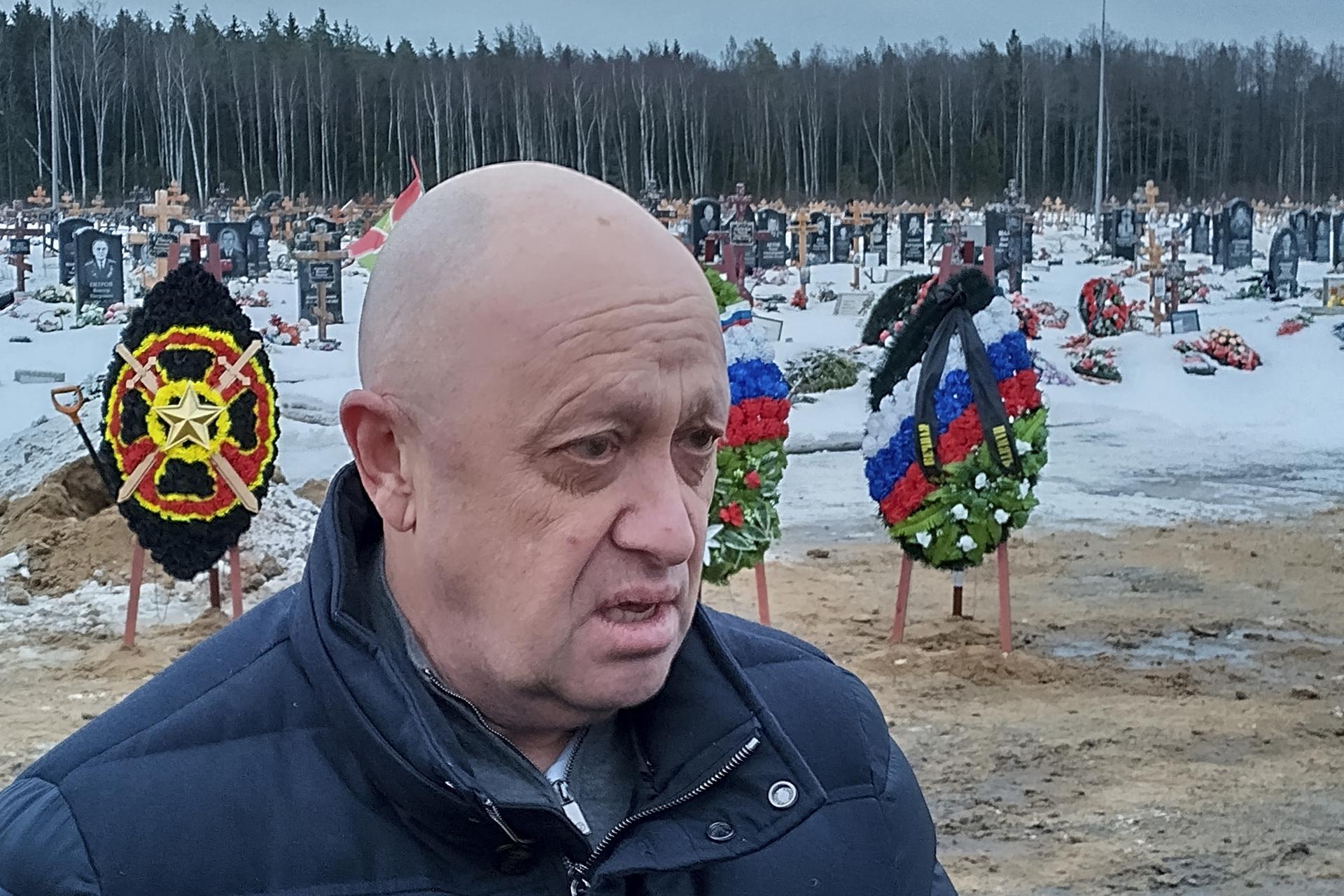 Vedúci Vagnerovej skupiny Jevgenij Prigožin na pohrebe jedného z členov (Dmitry Menshikov). Petrohrad, 24.12.2022.