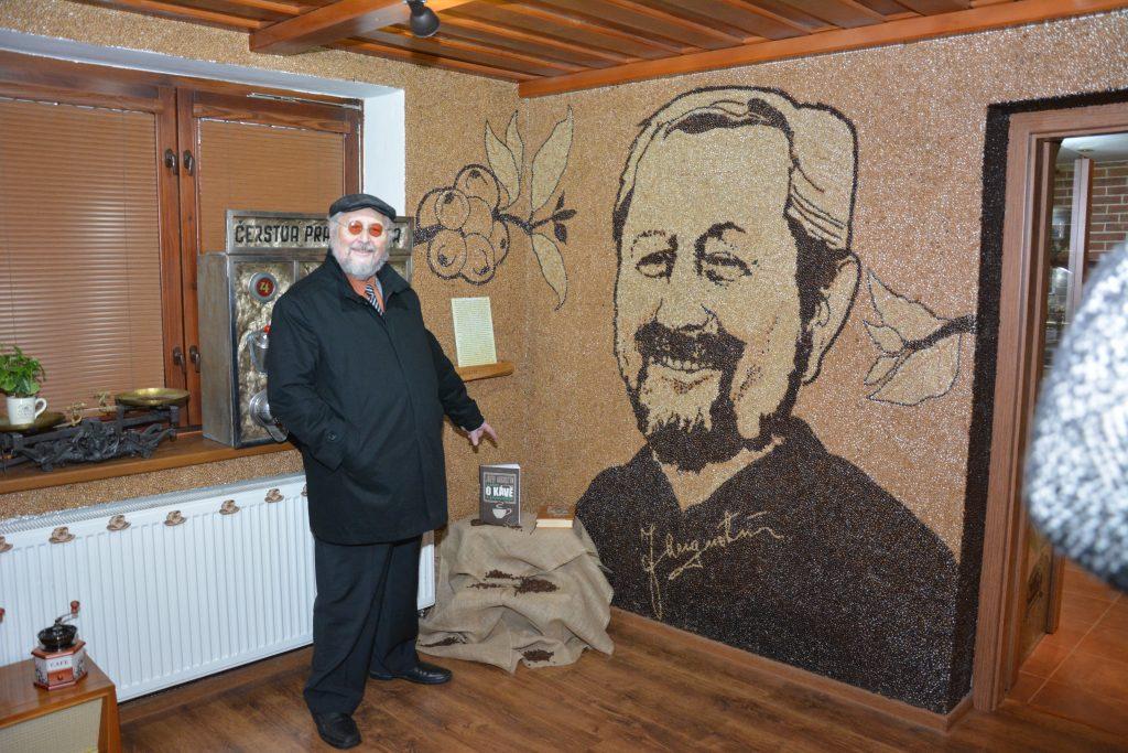 ODBORNÍK JOZEF AUGUSTÍN JE DLHOROČNÝM PRIATEĽOM OLDŘICHA HOLIŠA.