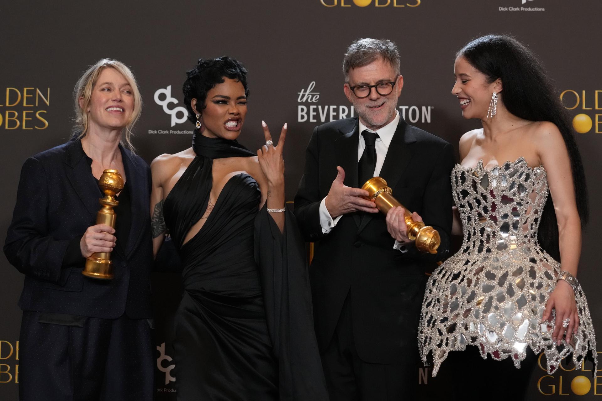 Sara Murphy, Teyana Taylor, Paul Thomas Anderson a Chase Infiniti s cenou za najlepší film – muzikál alebo komédiu za film „One Battle After Another“