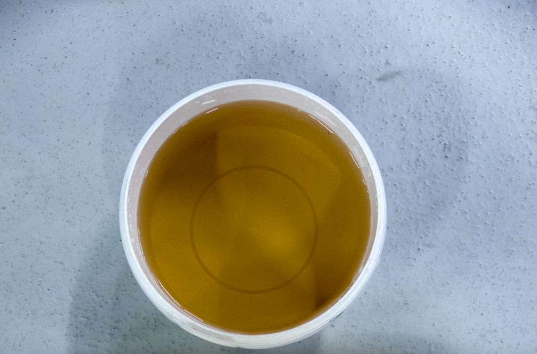 Ruka v ruke s údornejšou pôdou prichádza stále tmavšia voda.