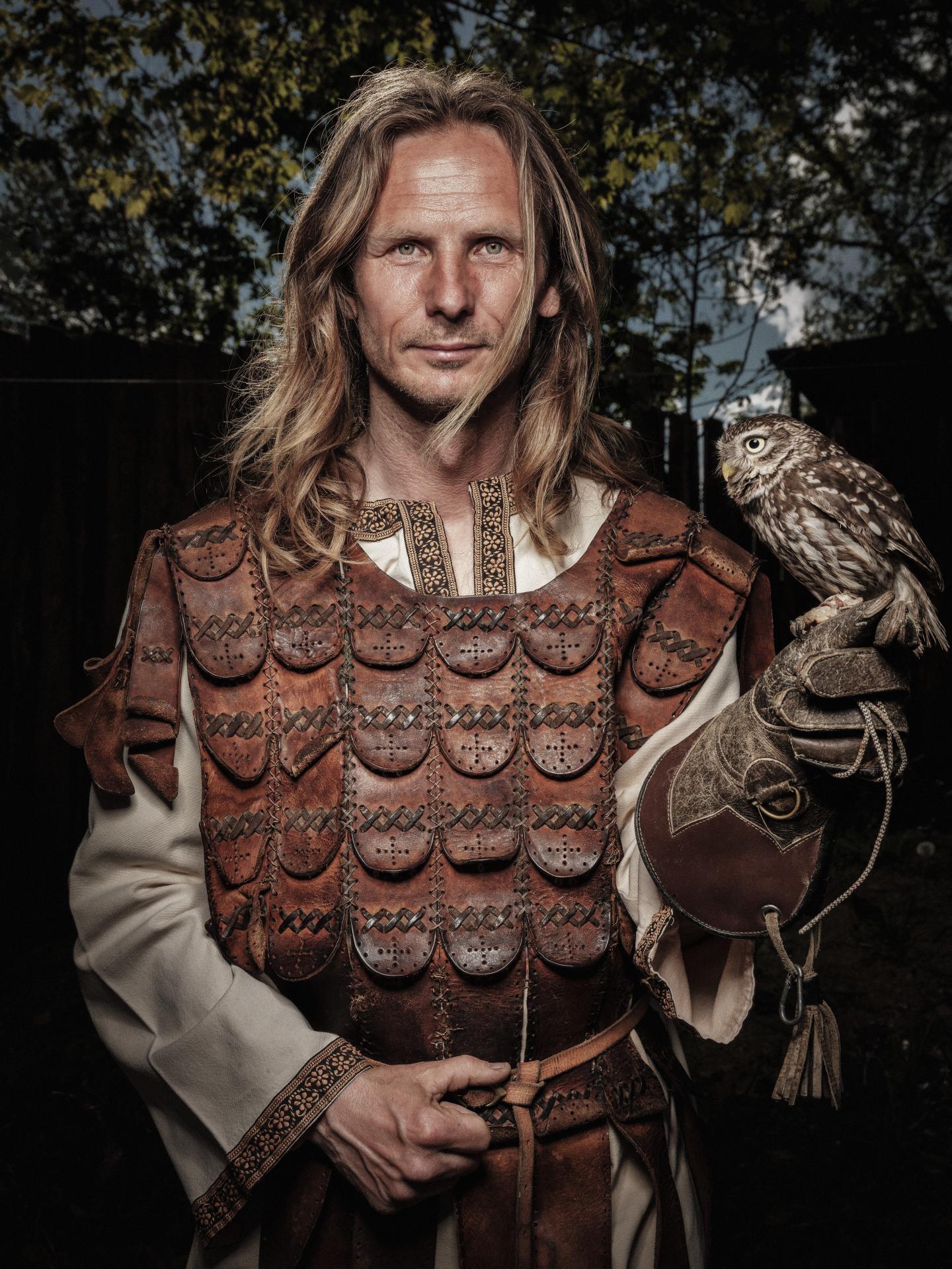 Jozef Tomík, 40 rokov, Bojnice. Skúsený sokoliar zo skupiny Aquila so sedemročným kuvikom obyčajným. Dali mu meno Ups, pretože krátko po vyliahnutí z vajíčka stále padal na zobák.