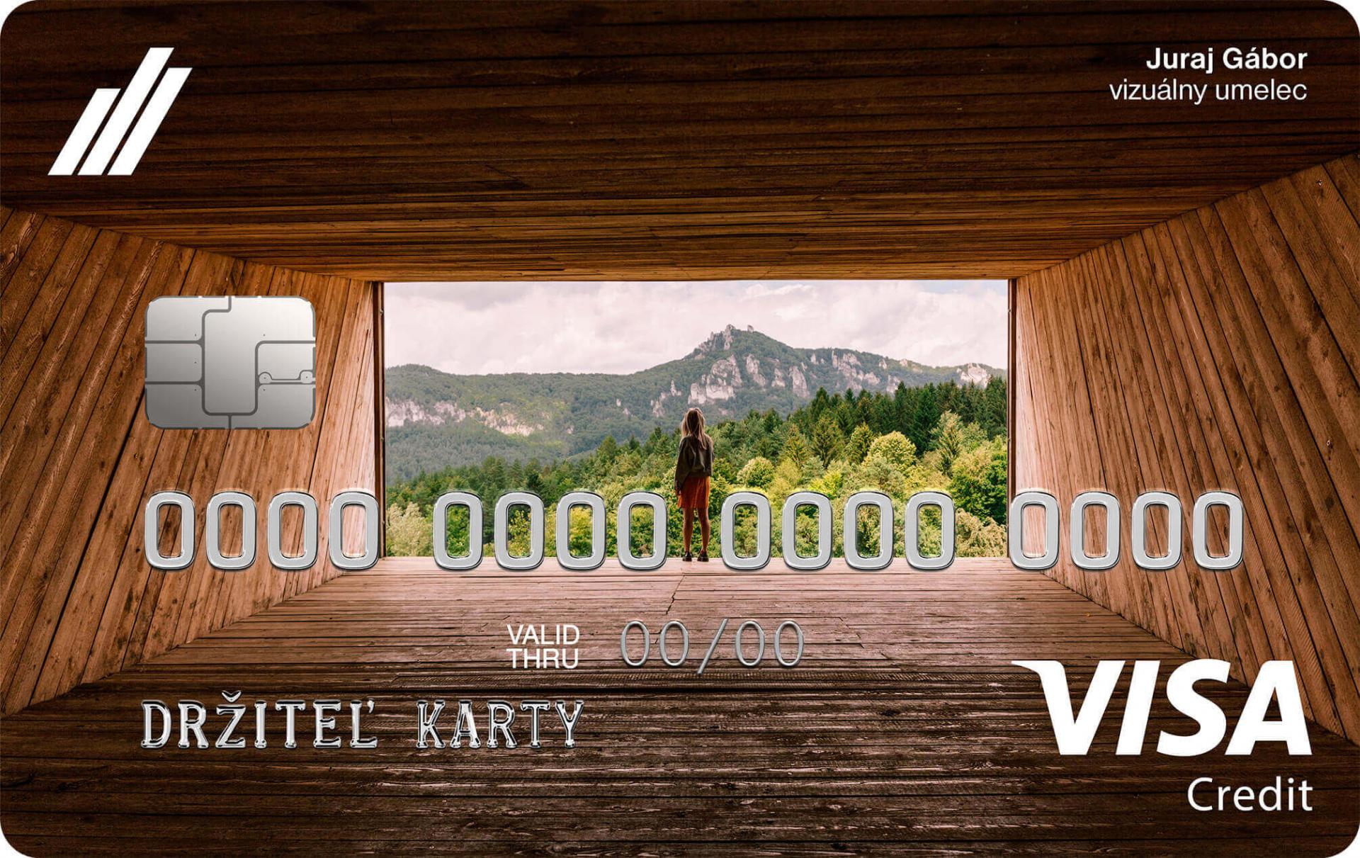 Nová súkromná kreditná karta VISA štandard zobrazuje drevenú sochu Zraková pyramída od Juraja Gábora