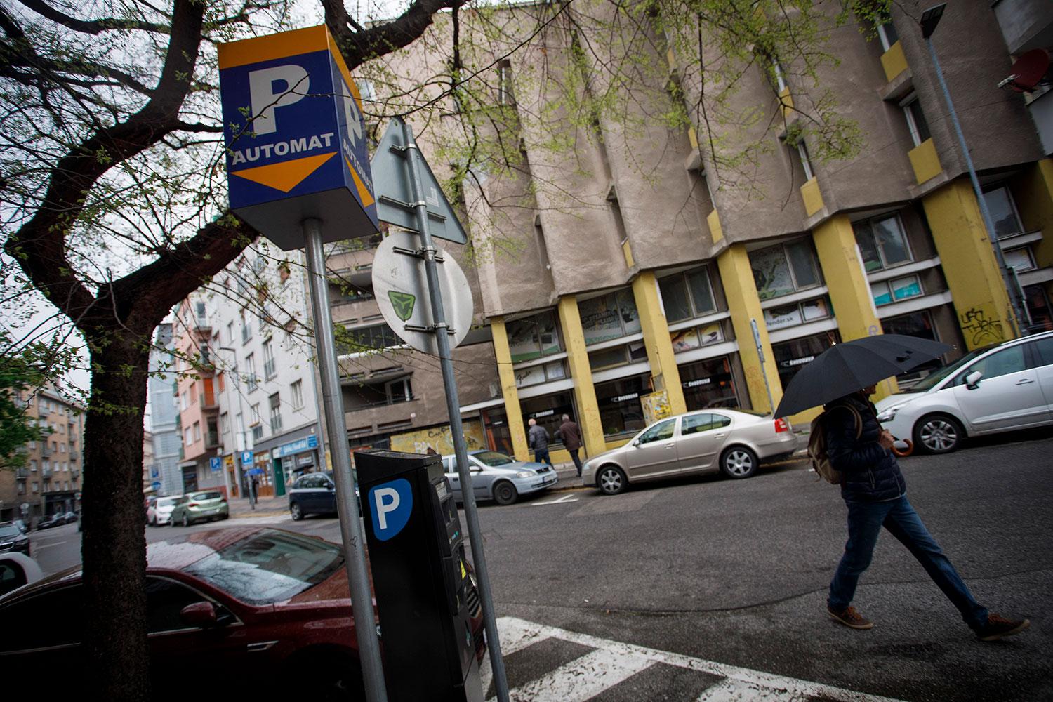 11. apríl 2019 Bratislava: Parkovací automat na Medenej ulici v Bratislave. Obyvatelia hlavného mesta by mali mať možnosť zakúpiť si ročnú parkovaciu kartu pre oblasť, v ktorej žijú. Finálna podoba novej parkovacej politiky v Bratislave však ešte nie je známa a očakáva sa emotívna diskusia.