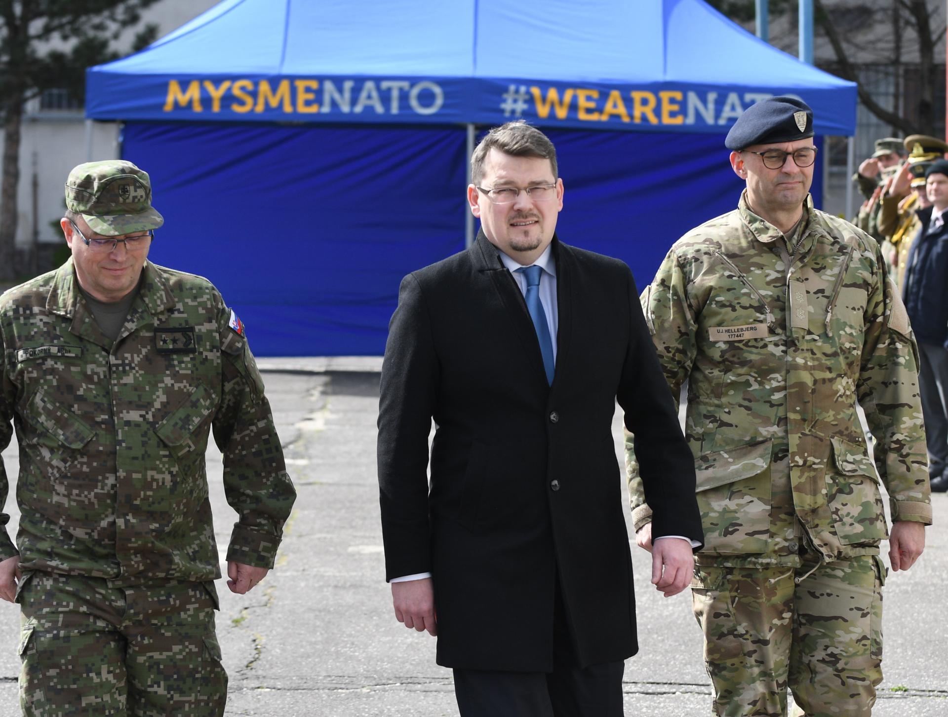 20. marec 2019 Bratislava, Slovenská republika: Róbert Ondrejcsák (v strede) počas odovzdávania velenia Tímu pre integráciu síl NATO (NFIU) na Slovensku novoustanovenému veliteľovi.