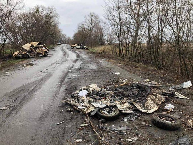 Buča, civilné vozidlá rozstrieľané a rozdrvené ruskými tankami