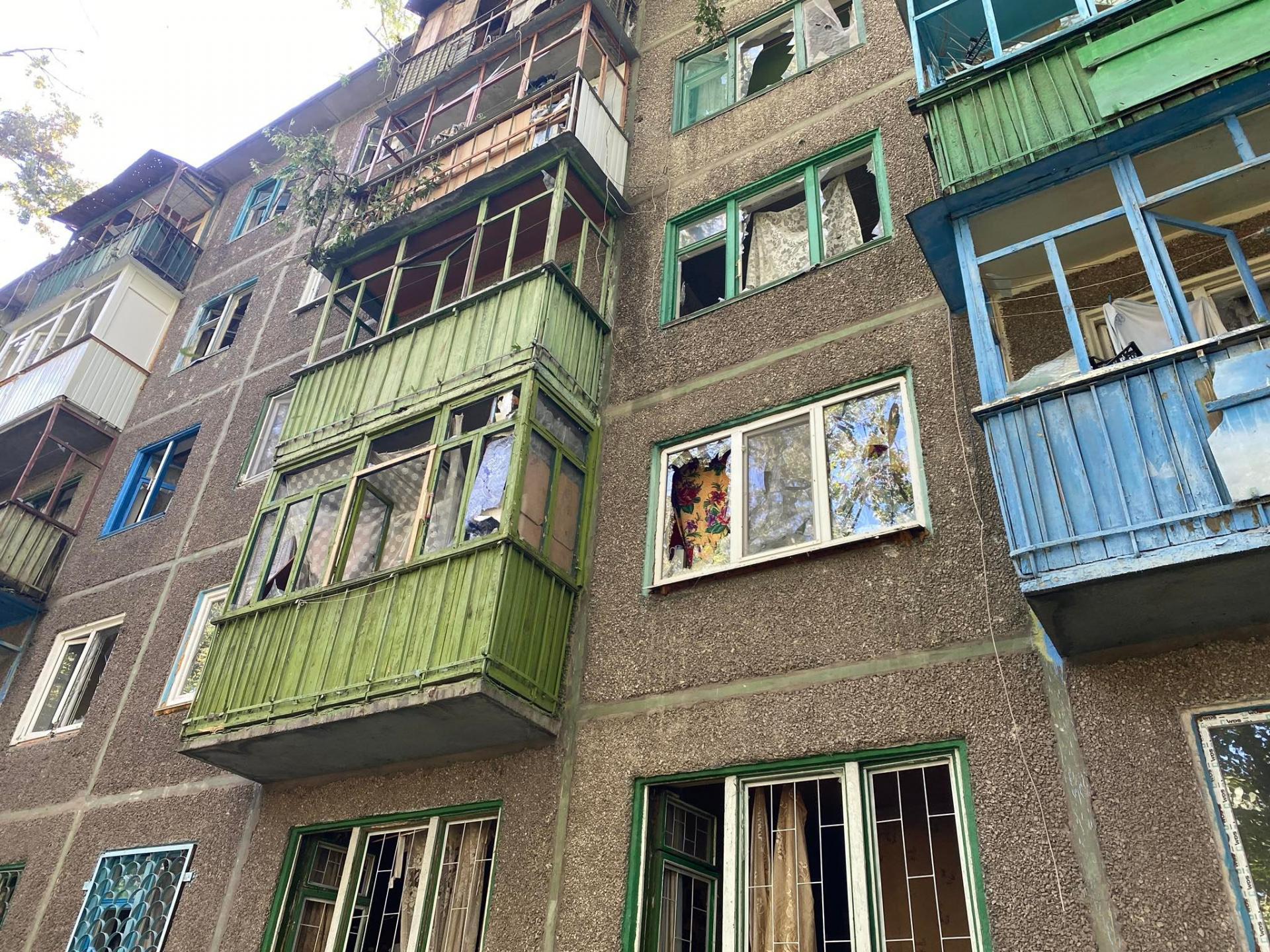 Kostiantynivka, Donecká oblasť. Bytový dom poškodený ostreľovaním