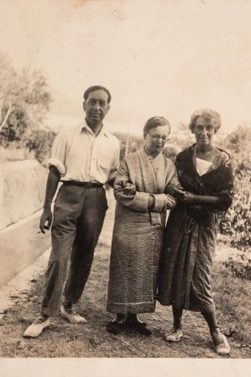 Maliar Francis Smith (vľavo), obchodníčka s umením Berthe Weill (v strede) a sochárka Yvonne Smith-Mortier (vpravo), 1923