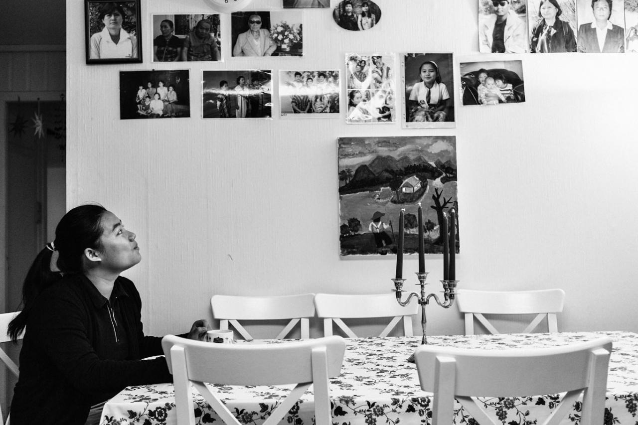 Hsa Mu Kar raňajkuje sama. Otec pracuje už od skorého rána, zatiaľ čo mama s bratom ešte dospávajú včerajšiu zmenu.