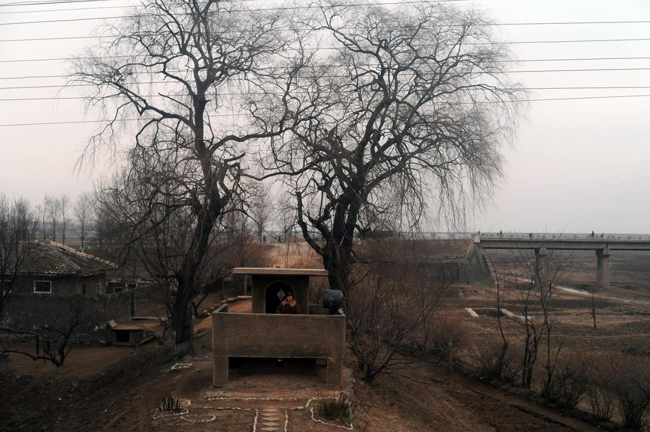 Vojak brániaci železničný úsek medzi dvoma provinciami krajiny. (foto:Pedro Ugarte/AFP/Profimedia)