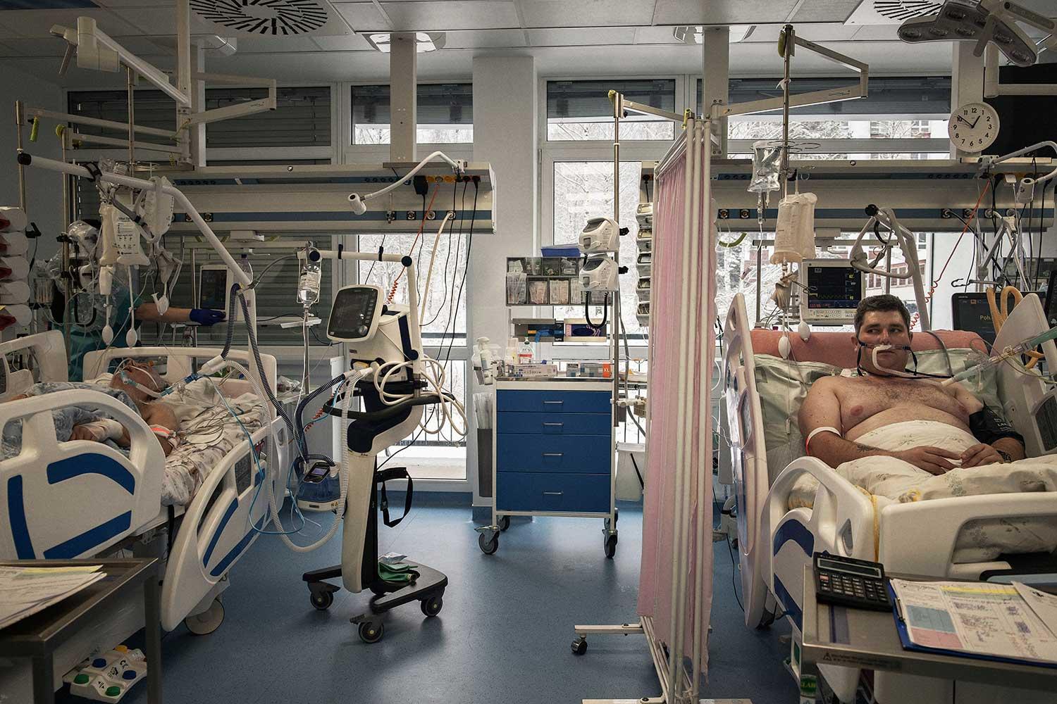 14. január 2021 nemocnica Čadca: Na oddeleniach pre covidových pacientov sa odohrávajú každodenné boje o prežitie. Zdravotníctvo na Slovensku pritom netrpí len pandémiou, ale aj následkami smerovlád.