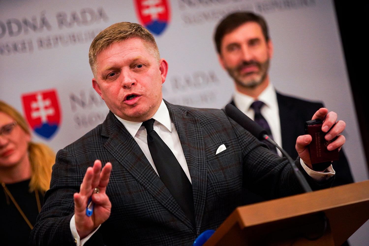 28. marec 2019 Bratislava: Robert Fico na tlačovej besede o zavedení dôchodkového stropu. Ústavný zákon presadil Smer okrem svojho koaličného partnera SNS aj spolu s Kotlebovou Ľudovou stranou Naše Slovensko a so stranou Borisa Kollára – Sme rodina.
