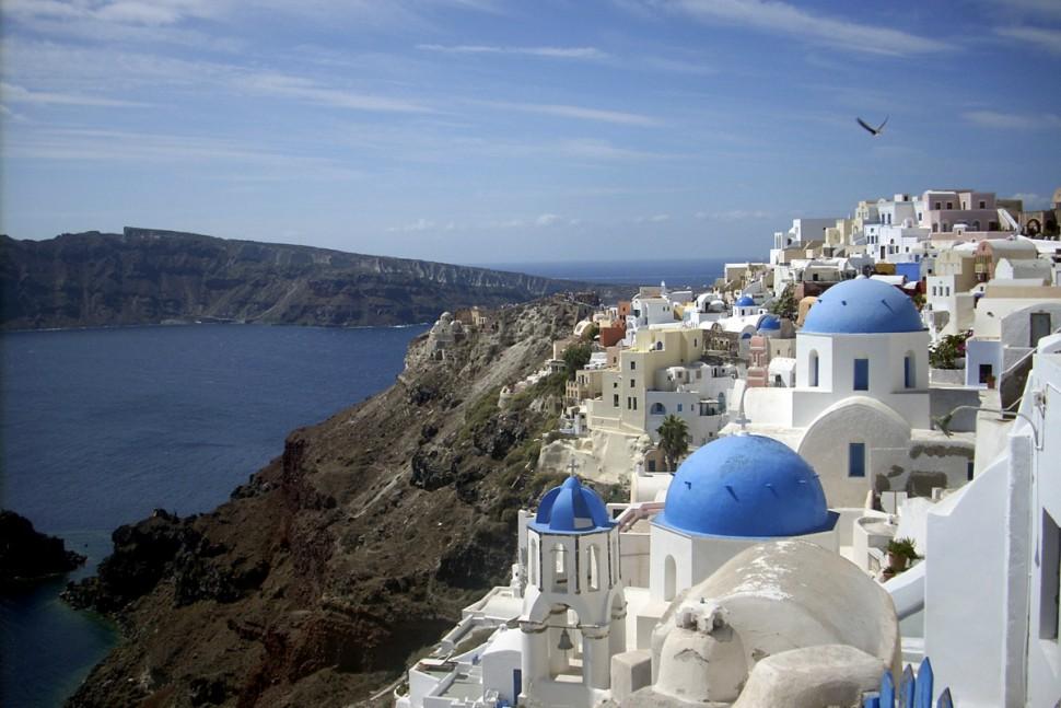 Ilustračná fotka: Pohľad na kostolíky s krížmi na kupolách na ostrove Santorini v Grécku.