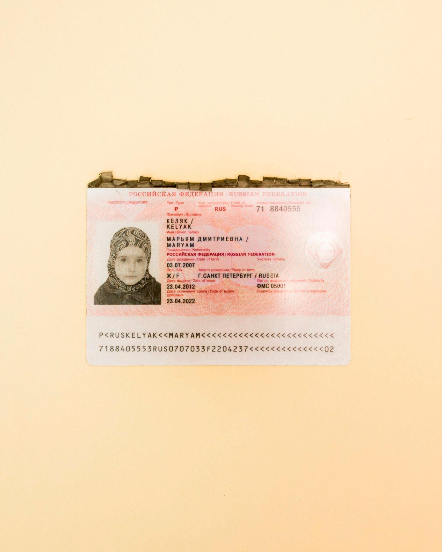 Ruský pas dvanásťročného dievčaťa z domu obsadeného militantmi Islamského štátu v sýrskej oblasti Dajr az-Zaur. Počas svojho pôsobenia na blízkom východe Lorenzo Meloni zozbieral na bojisku rôzne predmety z kalifátu.