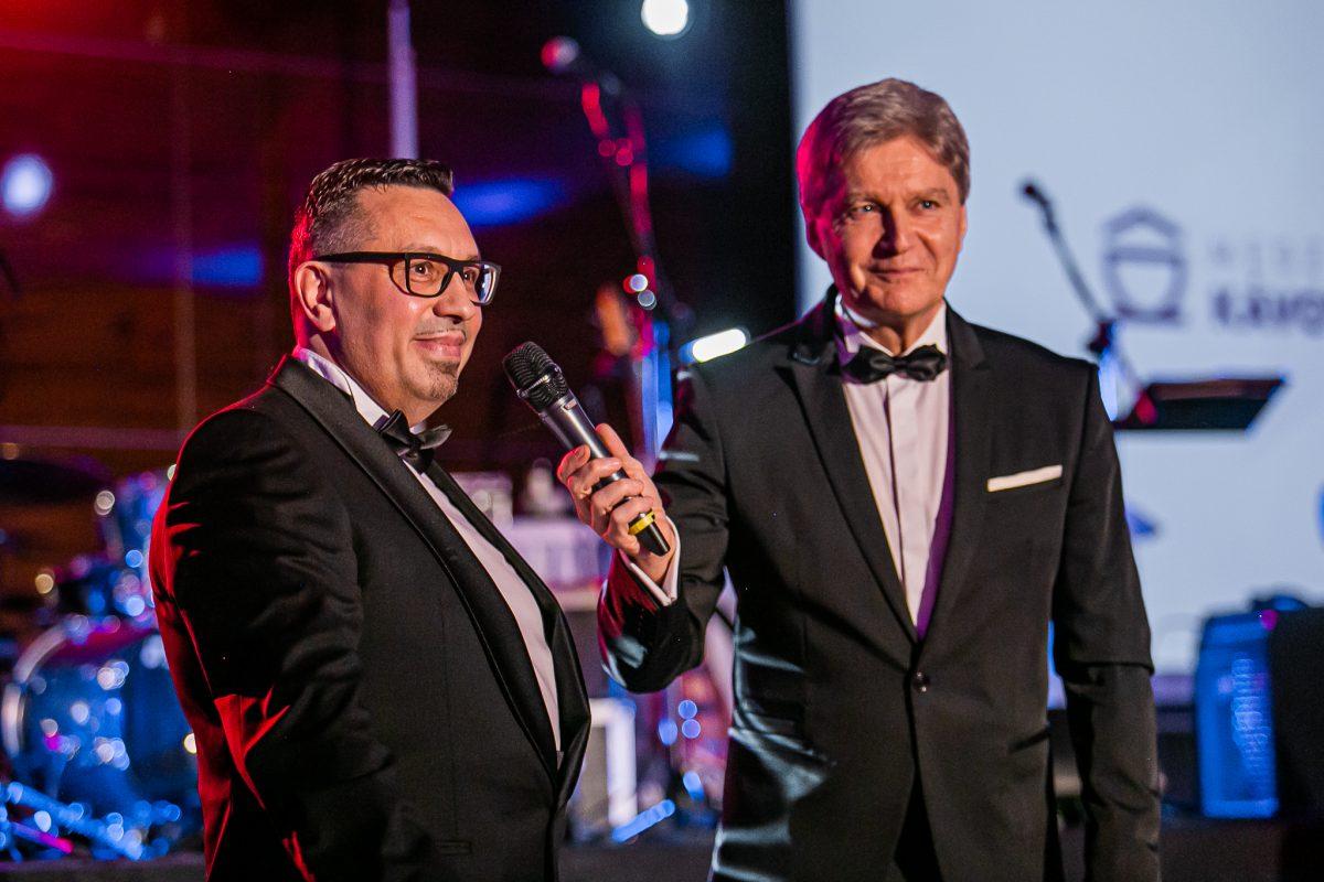 OLDŘICH HOLIŠ SO ŠTEFANOM SKRÚCANÝM POČAS 1. KÁVOVÉHO PLESU NA SVETE.