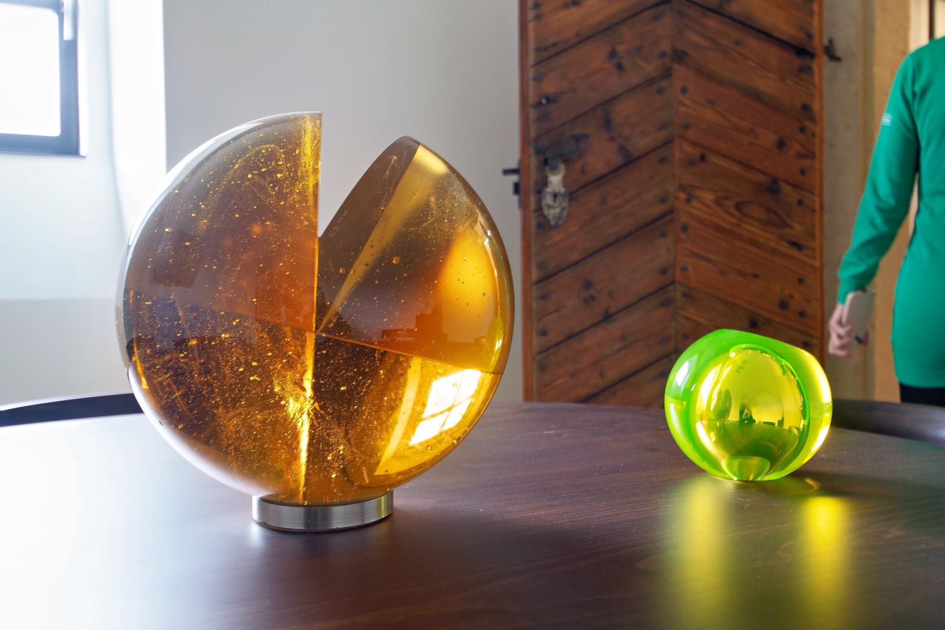 Expozícia skla v Galérii na Milovskej huti. 