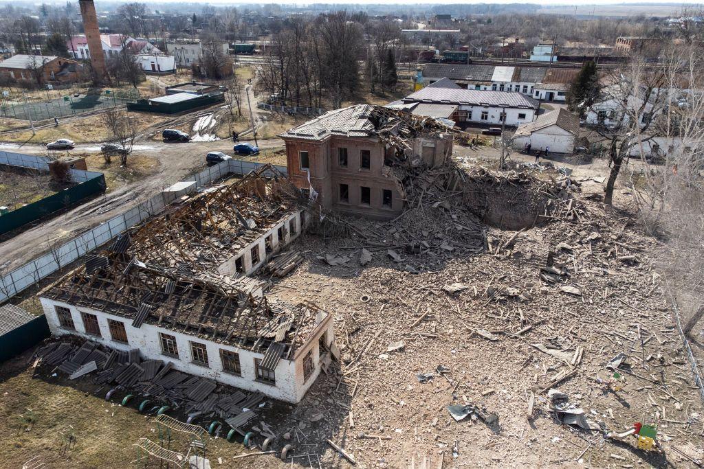 Zničená škola v Sumskej oblasti.