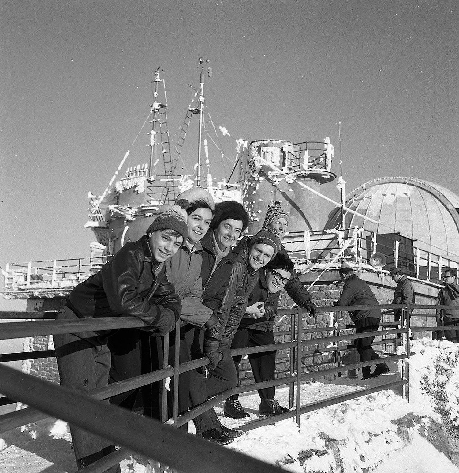 15. február 1966, Lomnický štít: Ondrej Nepela (vľavo) sa s čs. krasokorčuliarskym tímom aklimatizuje pred MS v Davose.