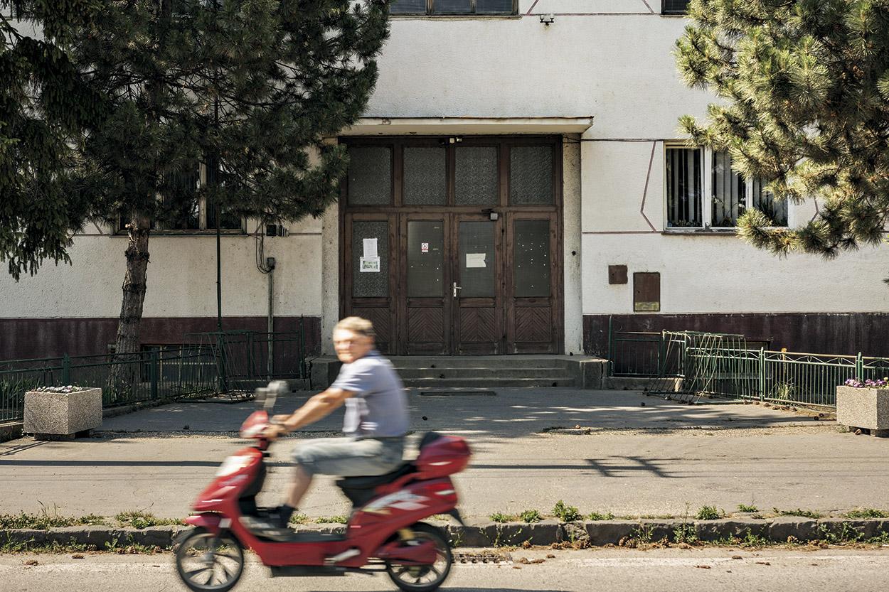 Budova v Bátorových Kosihách nie je krásna, ale obyvatelia v nej nájdu fungujúcu ordináciu. V budúcnosti však už svojho lekára nebude mať každá dedina. Takú hustú sieť všeobecných lekárov už zrejme nikdy nebudeme mať, nie je to ani ekonomické.