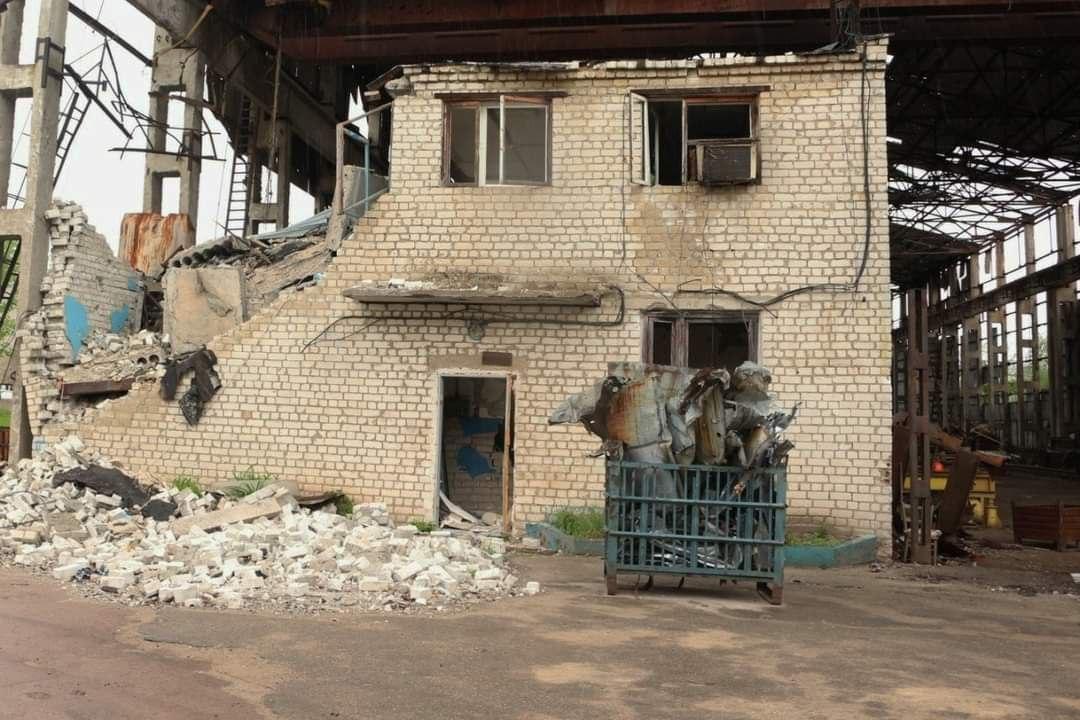 Zničený strojársky komplex v Černihive (1).