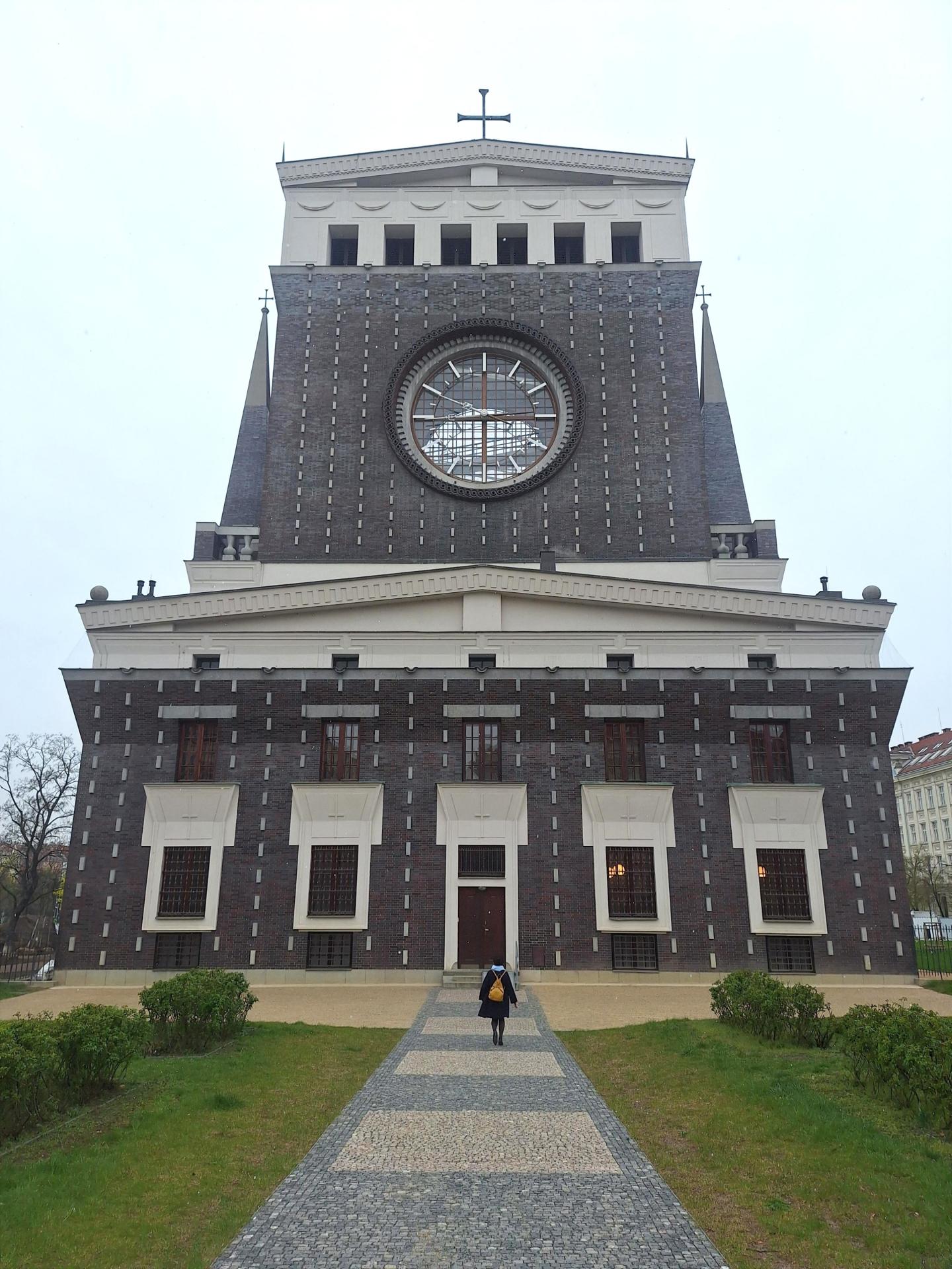 Hodiny na jedinej veži kostola Najsvätejšieho srdca Pána merajú v priemere až 7 metrov a patria medzi jedny z najväčších v Strednej Európe.