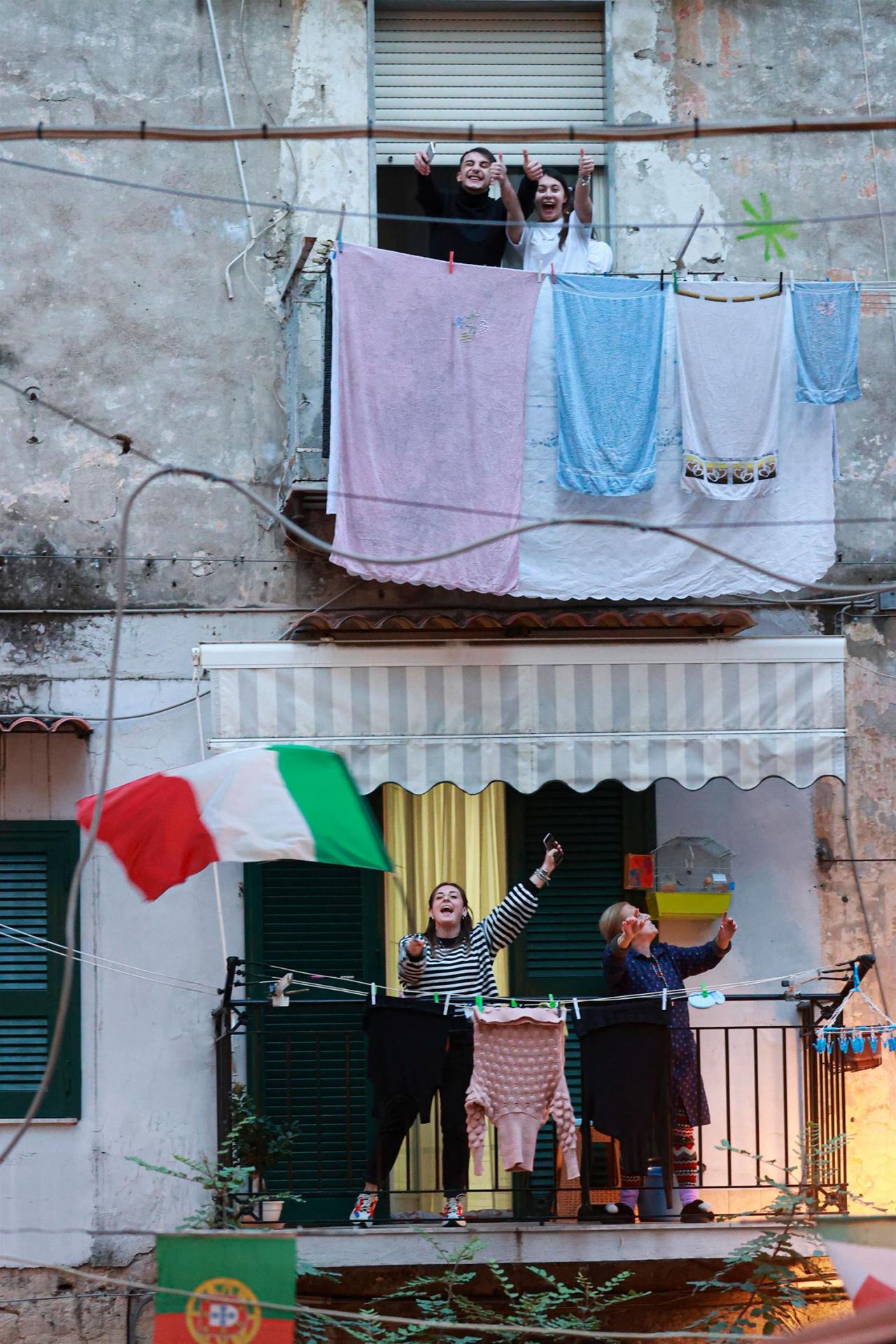 13. marec 2020 Neapol, Taliansko: Obyvatelia talianskych miest, ktorí sa ocitli v celoštátnej karanténe, vyšli na balkóny svojich domov a bytov, aby spoločne spievali známe piesne. Dodávali si tak odvahu a vzájomne sa povzbudzovali.