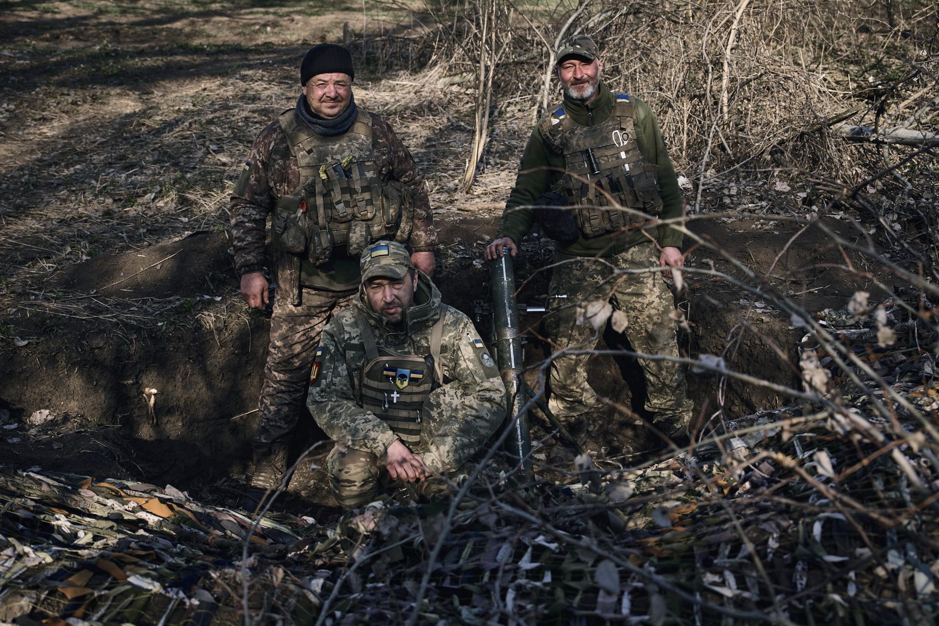 Ukrajinskí vojaci z 28. brigády bojujúci na frontovej línií pri meste Bachmut, 27.3.2023.