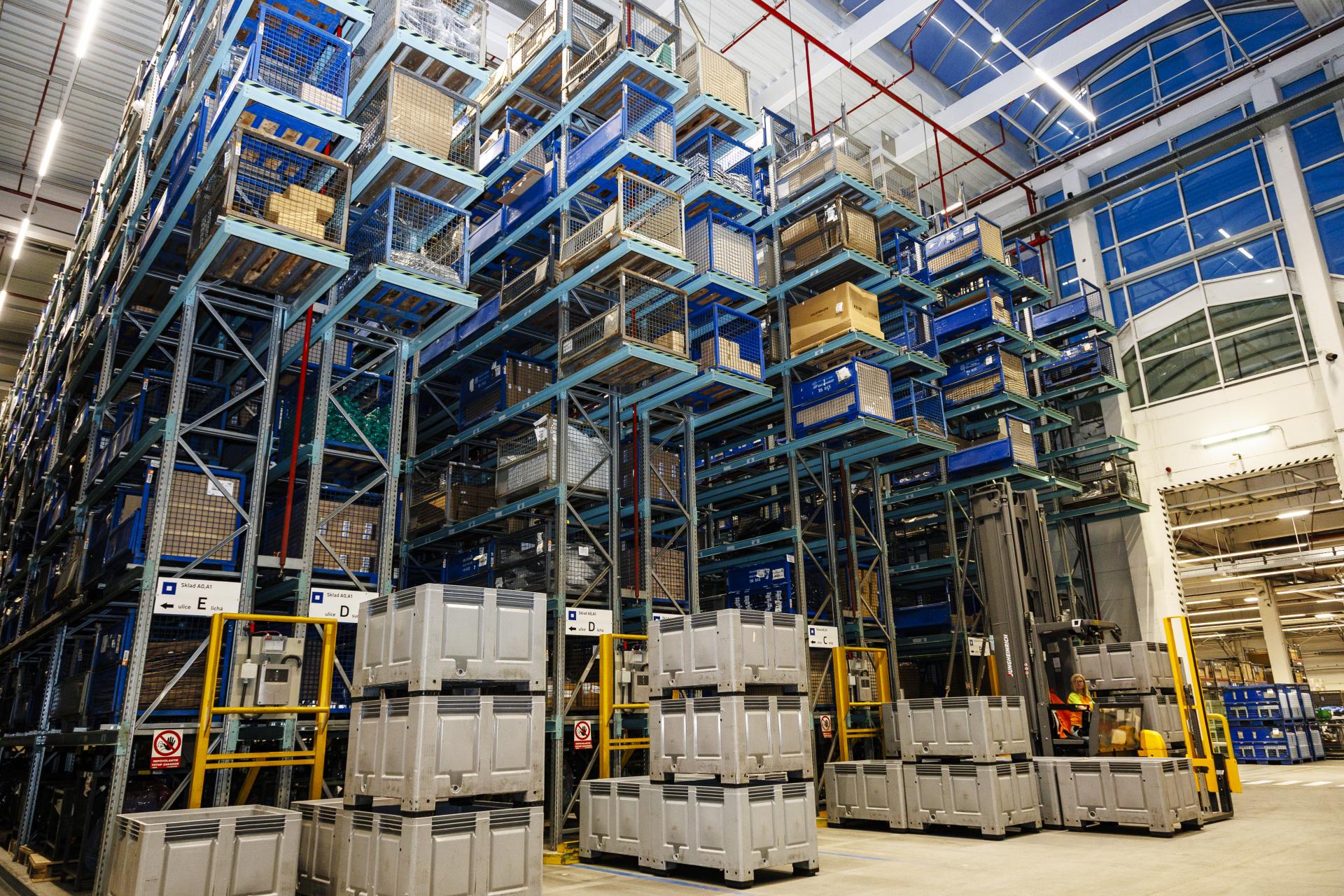 Škoda Parts Center v Mladej Boleslavi patrí k najmodernejším logistickým centrám svojho druhu v Európe. Ročne spracuje a expeduje viac než 7,1 milióna objednávok originálnych dielov a príslušenstva Škoda.