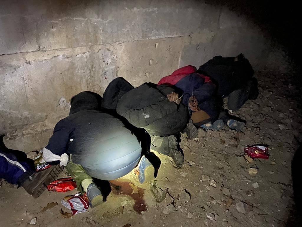 Zviazaní mŕtvi civilisti v úkryte v meste Buča.