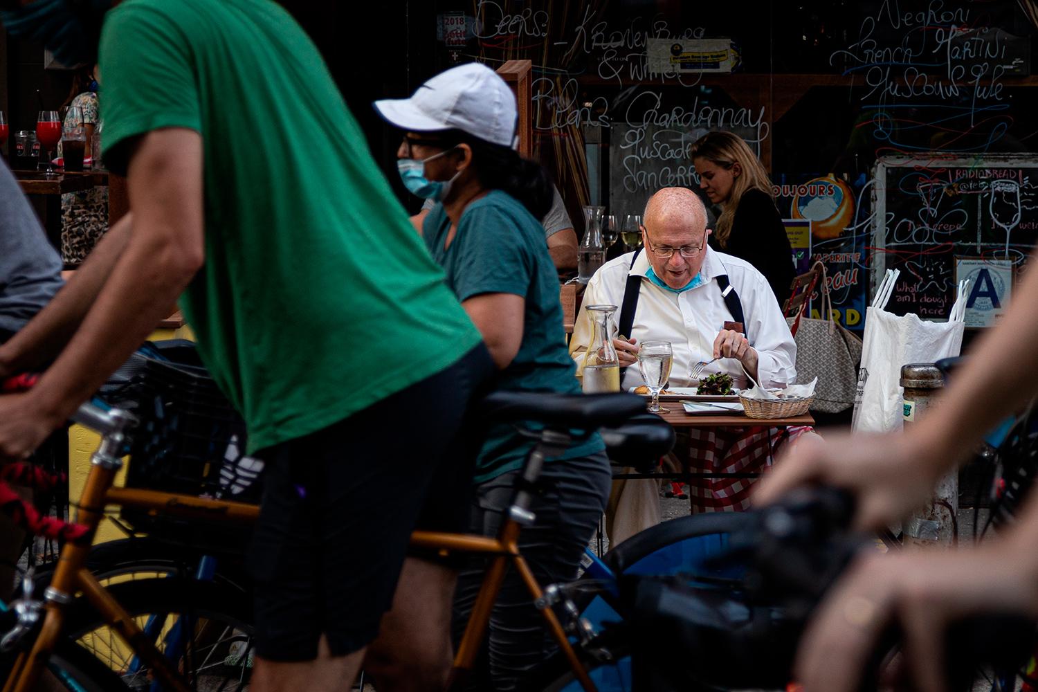 August 2020 Manhattan, New York, USA: Reštaurácie mali povolené len vonkajšie sedenie na chodníkoch a terasách.