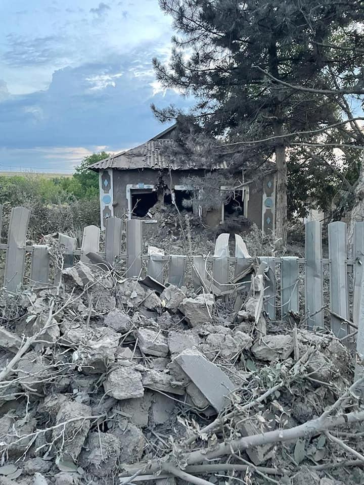 Donecká oblasť Súkromné budovy a auto boli zničené ostreľovaním
