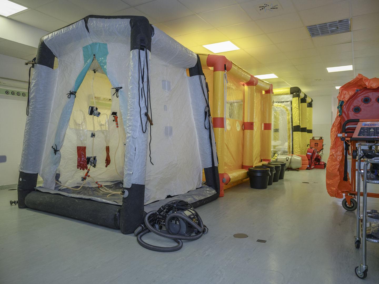 Biela komora s mokrou dekontamináciou. Dezinfikuje vonkajšiu časť ochranného odevu pomocou sprchy s kefou Z bielej komory sa vchádza do tmavožltej - suchej dekontaminácie stlačeným vzduchom a odsávaním. 