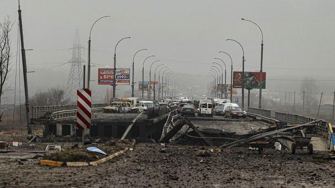 Autá, ktoré uviazli na moste cez rieku Irpin v dôsledku ruského ostreľovania